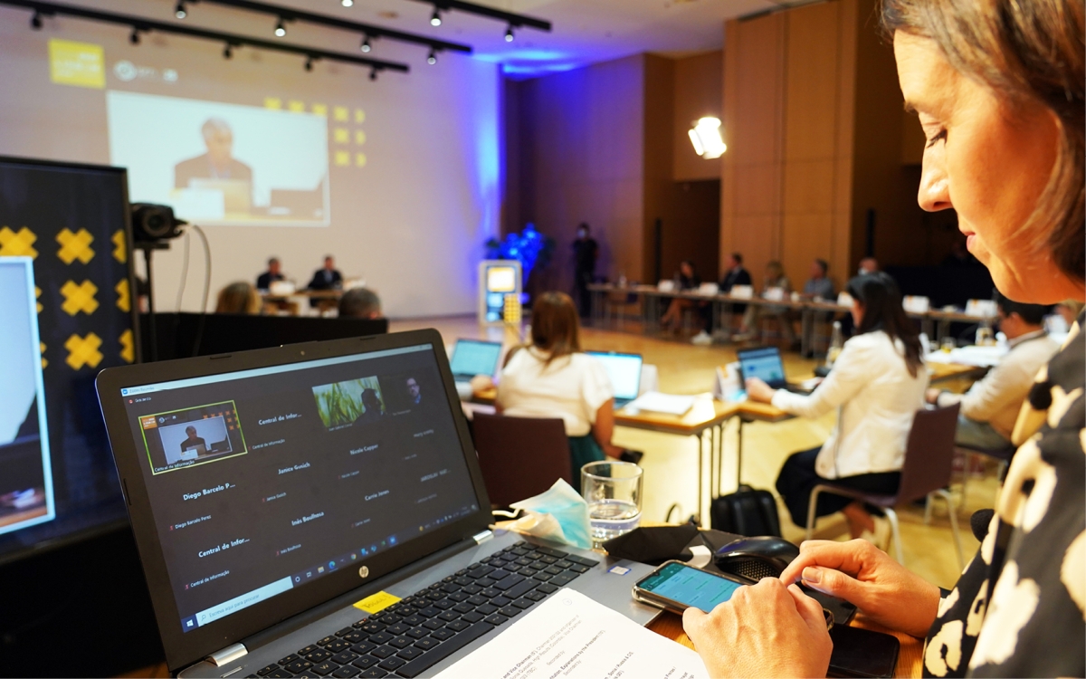 Die IPRN-Konferenz in Lissabon fand als Hybridmeeting statt, so dass sich Teilnehmer aus aller Welt zuschalten konnten 