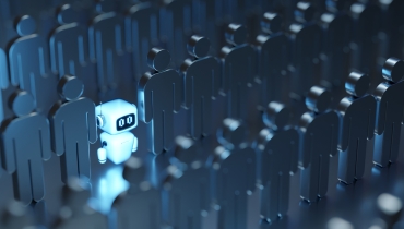 Helle Roboterfigur inmitten stilisierter menschlicher Figuren.