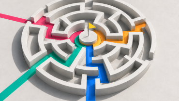 Labyrinth mit mehreren farbigen Wegen, die zu einem gemeinsamen Ziel führen.